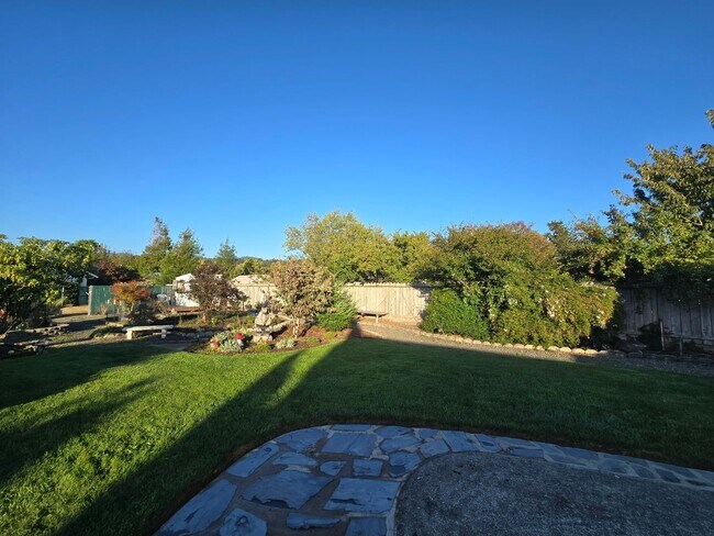 Building Photo - Stunning 4BR/2BA Fortuna home in quiet nei...