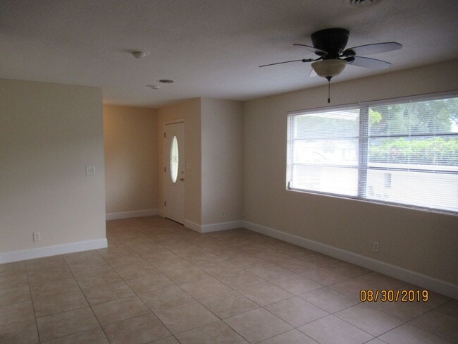 Building Photo - 4 Bedroom 2 Bath in South Daytona