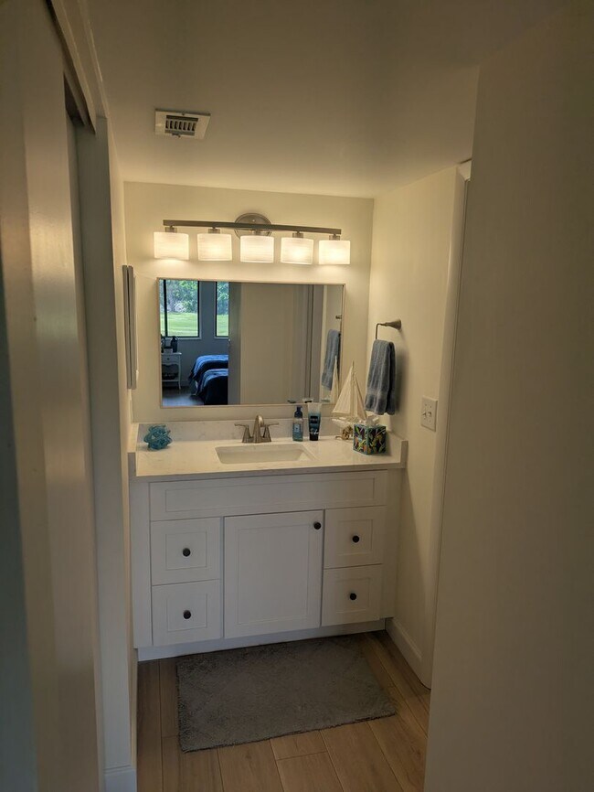 Building Photo - SEASONAL/SHORT TERM TURNKEY condo