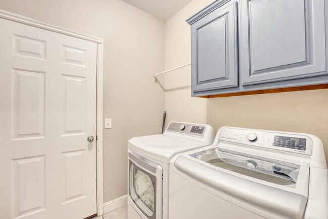 Building Photo - 1515 NW Bell Royal Ct