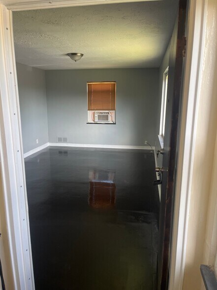 Building Photo - 829 Uhrig Ave