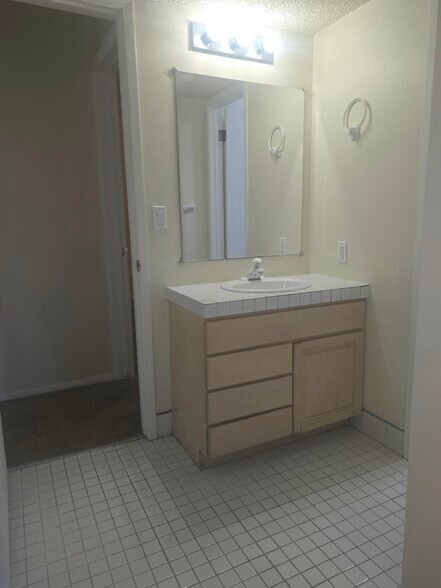 Building Photo - 3150 Lakeside Dr