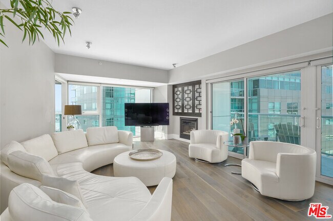 Building Photo - 13600 Marina Pointe Dr