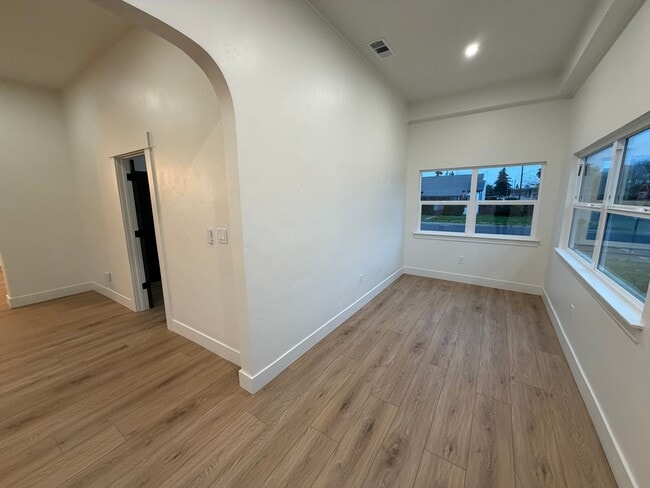 Building Photo - Home in the Heart of Old Town Clovis