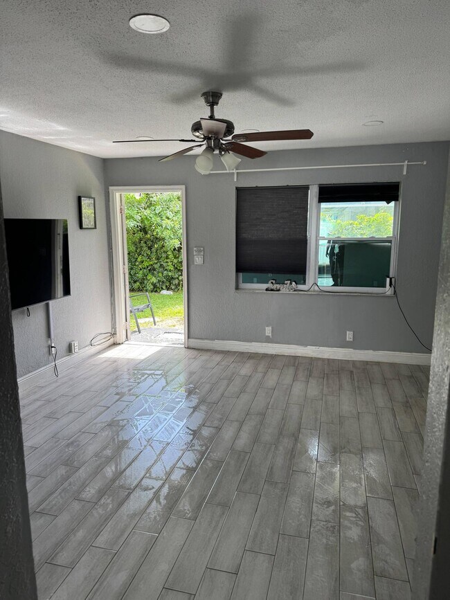 Building Photo - 1051 SW 32nd Ct