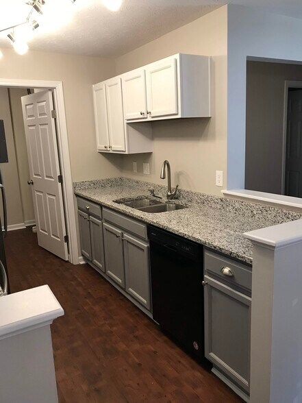 Kitchen - 636 Friars Ln
