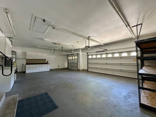 Building Photo - Beautiful well maintained home! Excellent ...