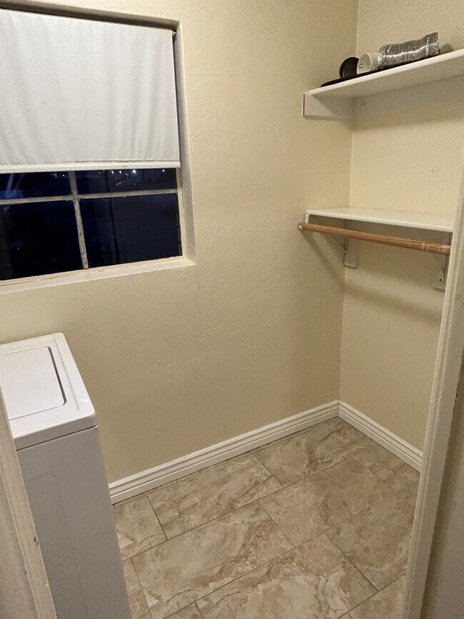 Building Photo - 902 S Fremont Ave