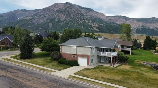 Building Photo - 5 bdrm 3bth Home 3 Car Garage Some utiliti...