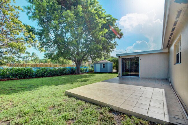 Building Photo - 1749 15th Ave N