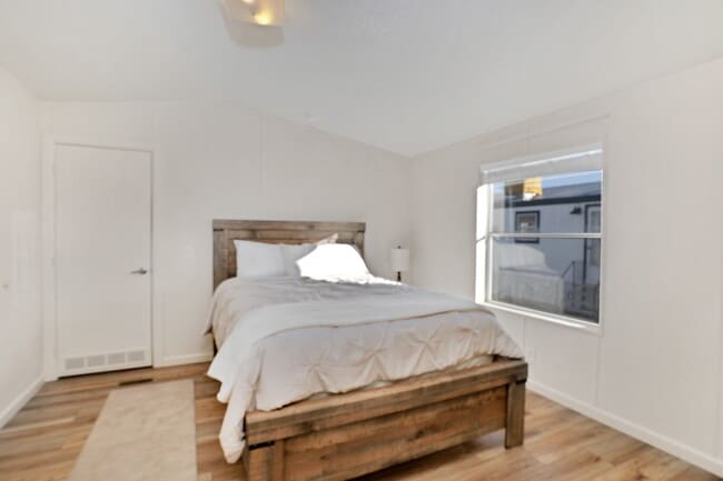 Building Photo - Modern Furnished 2 Bed/2 Bath Home • Laundry • Internet Included