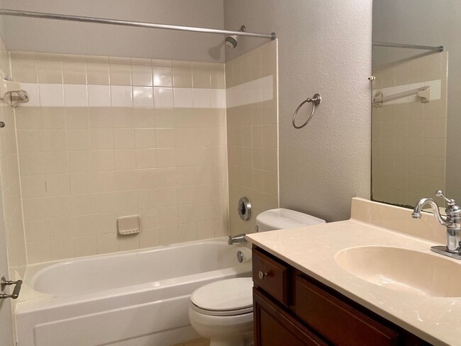 Building Photo - Charming 2bed / 2bath Condo for Rent at Bl...