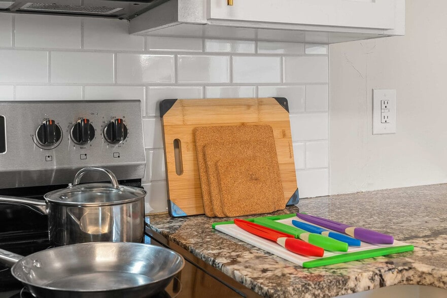 Building Photo - 1707 1st Terrace