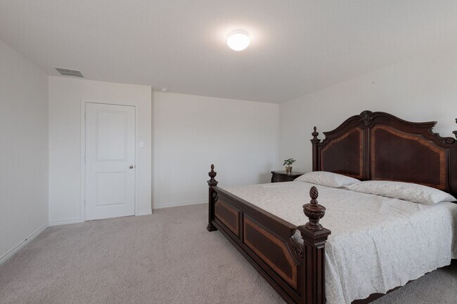 Building Photo - Comfort Meets Convenience in a Well-Located Home