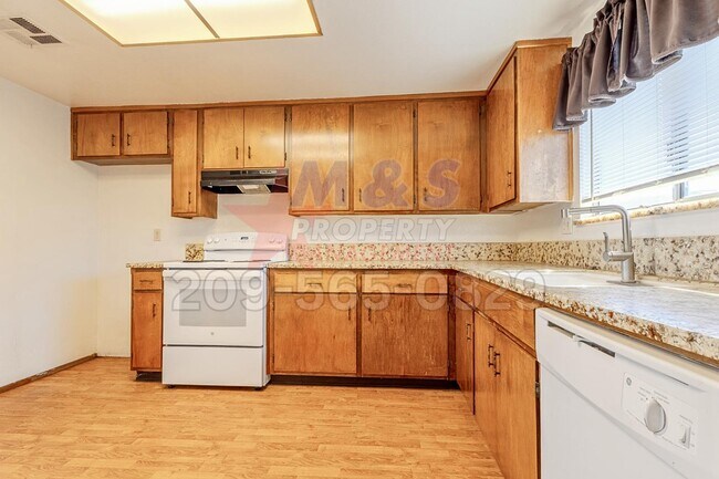Building Photo - 302 Lovell Way