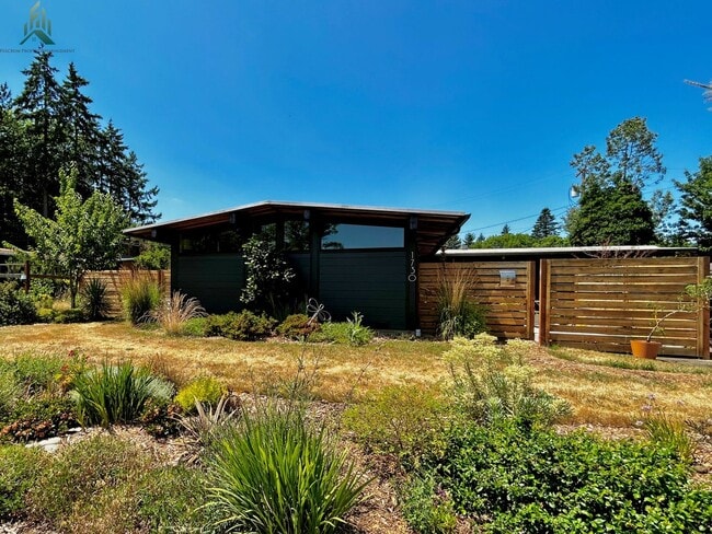 Primary Photo - Mid-century Modern Single-family Home for ...