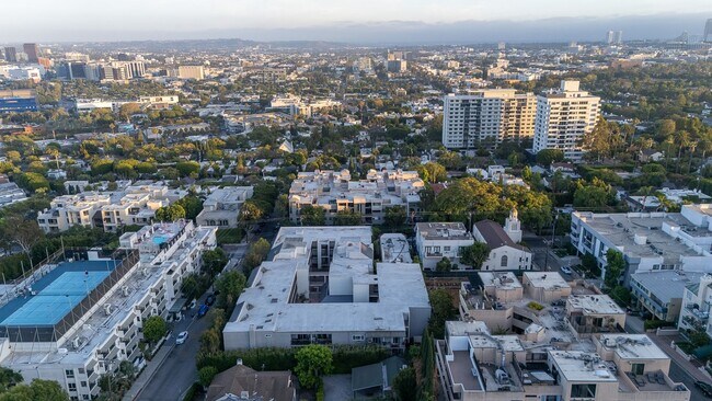Building Photo - Fully remodeled 2BR/2BA Condo in prime West Hollywood!