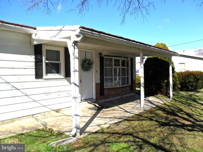 Building Photo - 301 Tichy Dr
