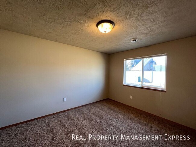 Building Photo - 2 Bedroom 2 Bathroom Townhome with Garage in SW Sioux Falls