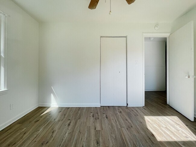 Building Photo - 2 Bedroom Home, Fenced in Backyard + Garage! Available soon!