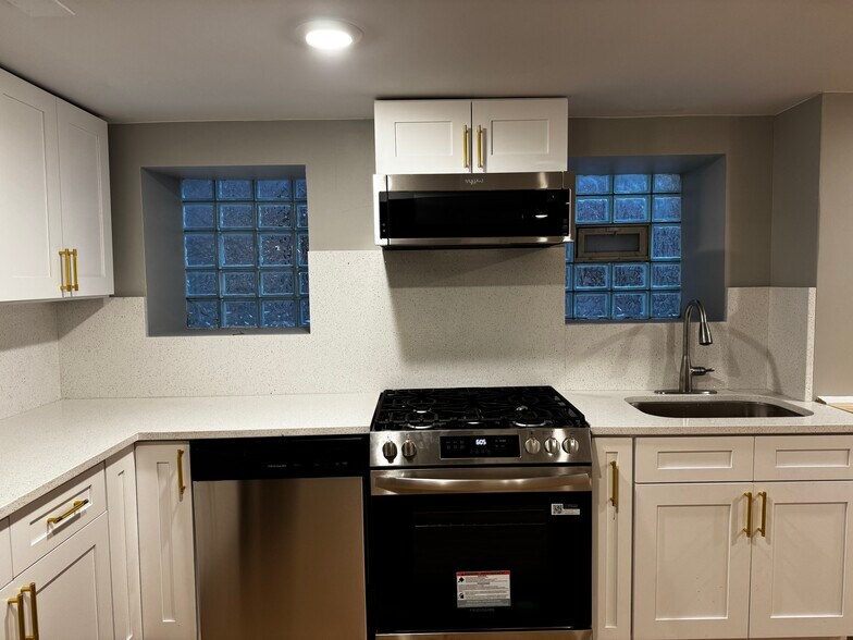 Building Photo - 3716 N Racine Ave