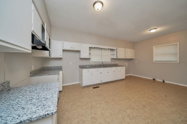 Building Photo - Plenty of Space Inside & Out – 4BR/2BA in Hueytown!