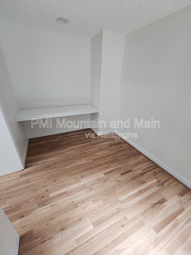 Building Photo - 53 Jump Cove Rd