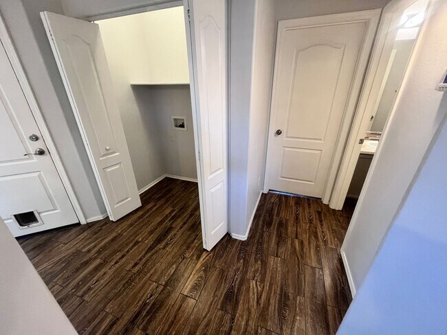 Building Photo - NW- 3 bedroom/ 2 bathroom with 2 car garage