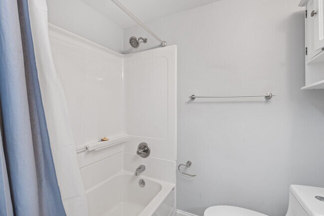 Building Photo - Beautiful 3 bedroom 3 bathroom townhouse i...