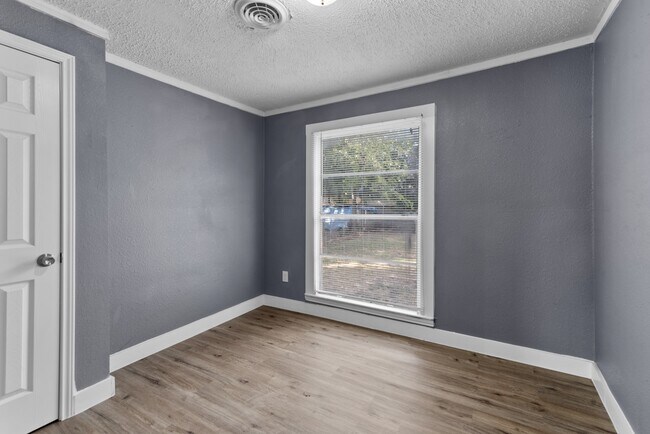 Building Photo - 1106 Oak St