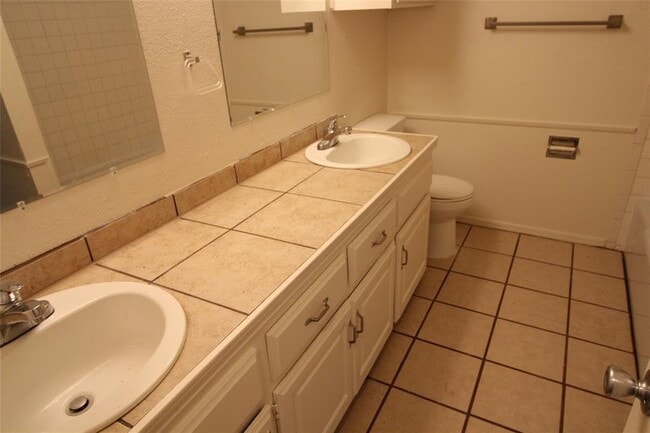 Building Photo - 112 NE 12th St