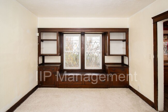 Building Photo - VOUCHERS ACCEPTED! LARGE 4 BEDROOM/2 BATHR...