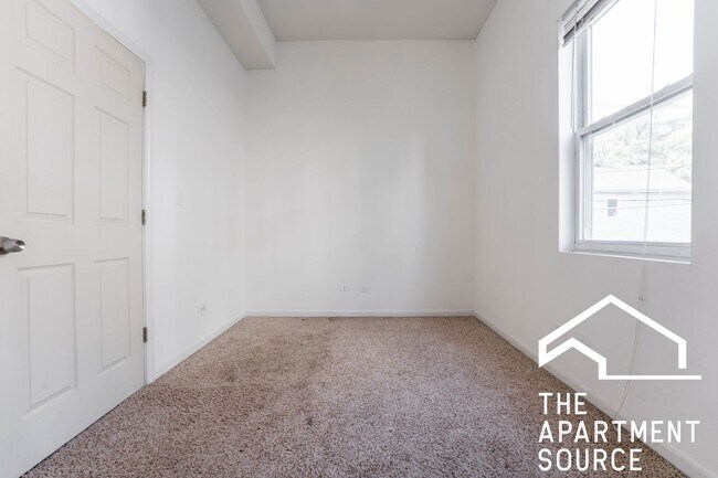 Building Photo - Spacious 4BR/2BA in Logan Square — Steps f...