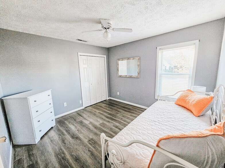 2nd bedroom with 2 twins (day bed and trundle) - 2127 Winter Moss Ln