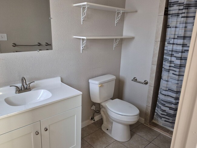 Building Photo - Beautiful 3 bedroom 2 bathroom home