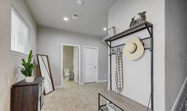 Building Photo - Charming town-home style condo Coming June 2026!