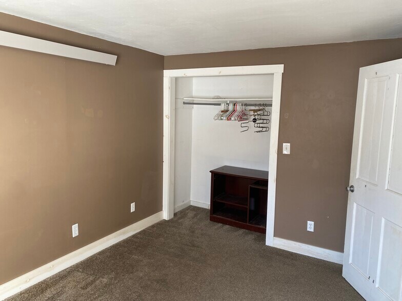 Bedroom #1 - 2 Kay St