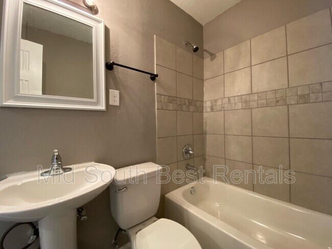 Building Photo - 2536 Dwight Cove