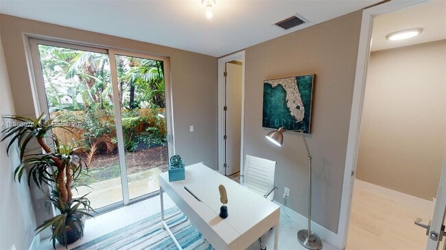 Building Photo - 626 NE 12th Ave