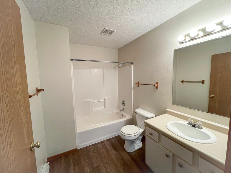 Building Photo - 627 Maple St