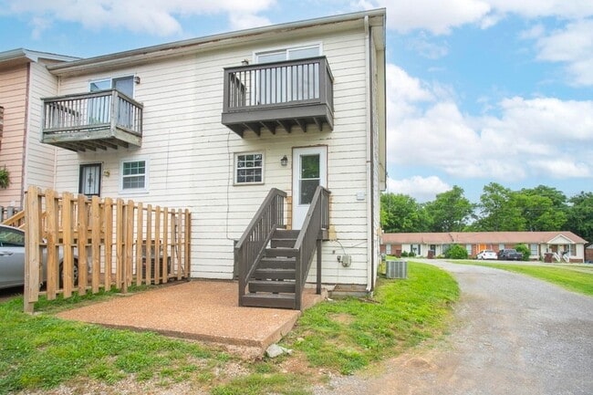 Building Photo - 1517 Meadow Bend Dr