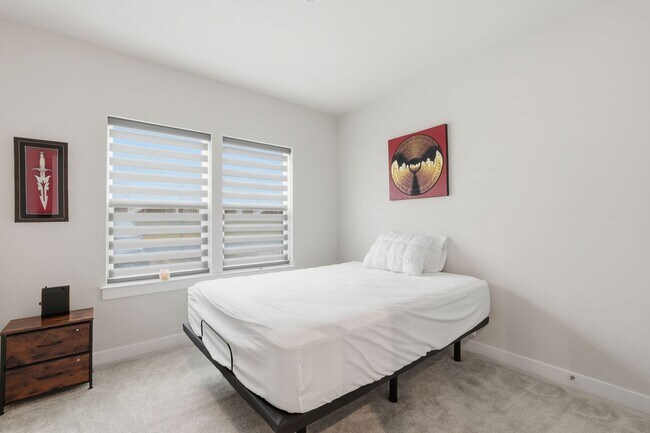 Building Photo - Move right into this immaculate, nearly new 2-bedroom, 2-bath condo offering modern finishes and ...