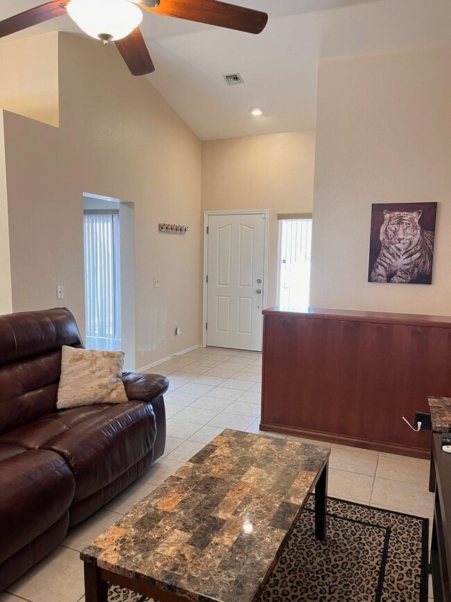 Building Photo - Sun City - Short Term Rental - Fully Furnished