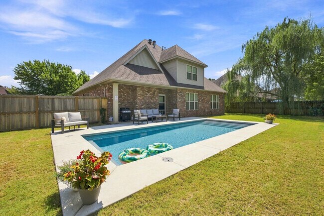 Building Photo - 2351 N Hosta Dr