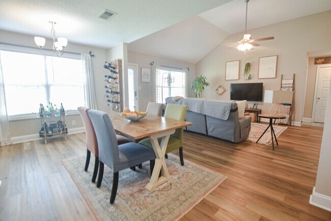 Building Photo - Pet Friendly Three Bedroom!