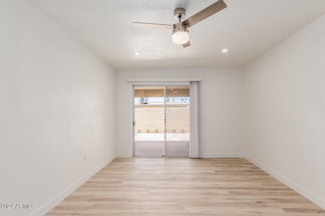 Building Photo - 10935 W Santa Fe Dr