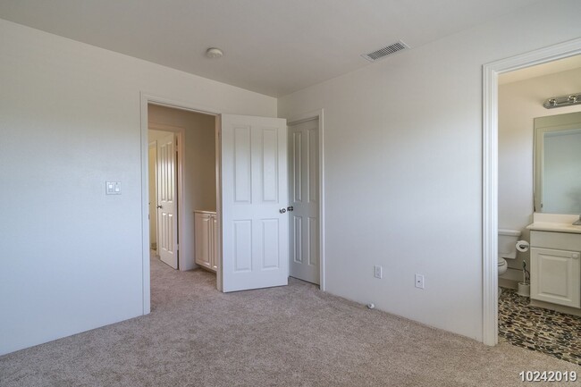 Building Photo - CENTRAL AC 2 bedrooms, 2.5 bath with the 3...