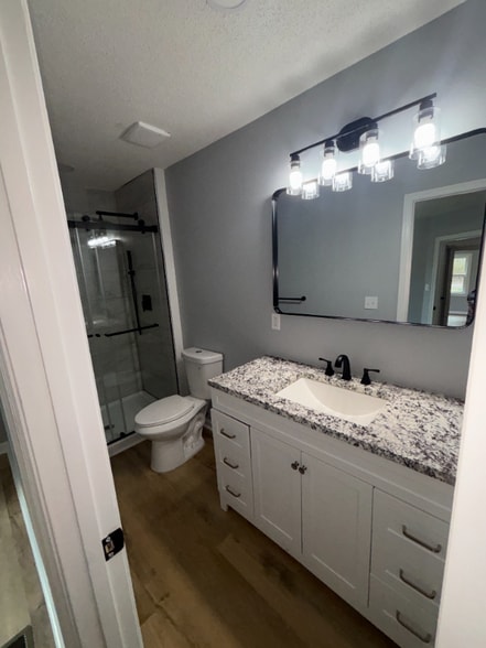 Building Photo - 619 Pinewood Ave