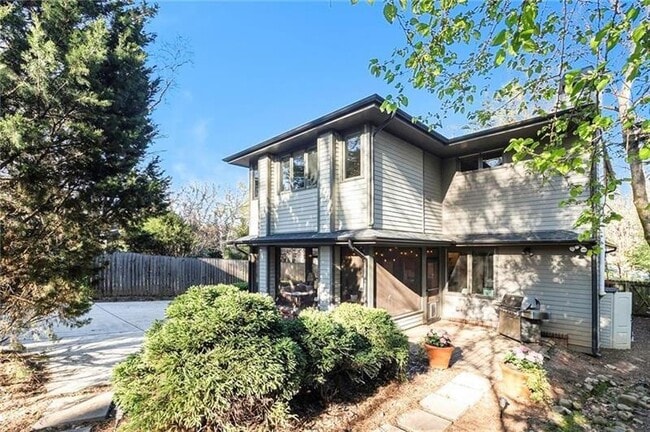Building Photo - 623 Ansley St