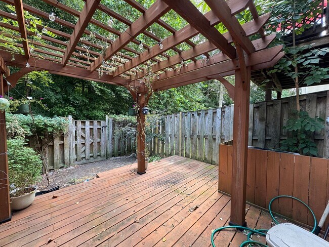 Building Photo - Charming 2 Bed 2 Bath Home Within Convenie...